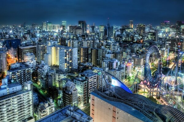 Luces coloridas de la ciudad por la noche