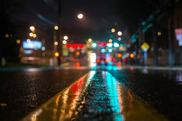 Reflejo de las luces en la carretera mojada