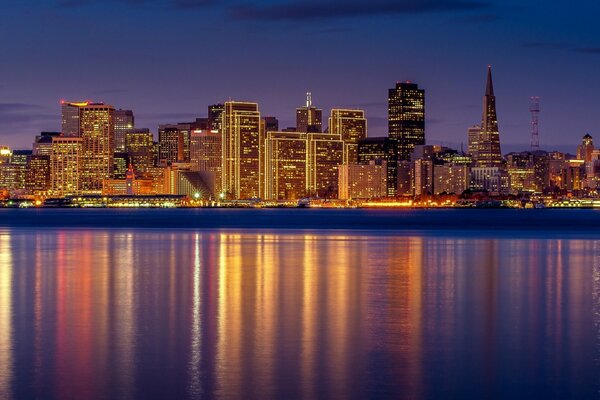 San Francisco en las luces de la ciudad nocturna