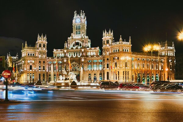 Nächtliche Architektur der spanischen Stadt Madrid