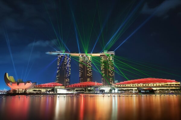 Spectacle laser dans le ciel de la ville de nuit