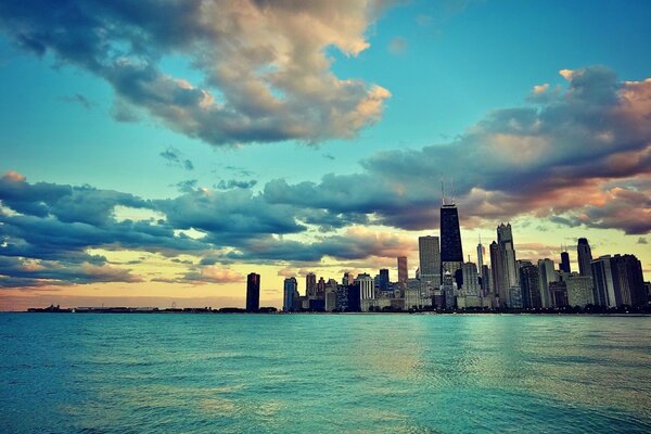 El paisaje de Chicago contra el hermoso cielo y las nubes