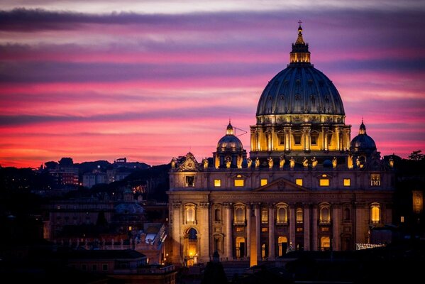 Hermosa arquitectura italiana. Noche Del Vaticano