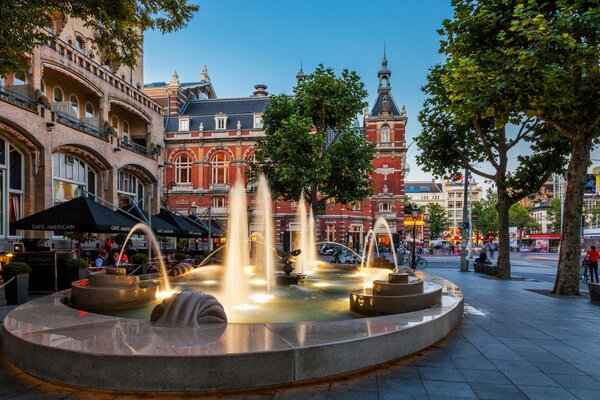 Leuchtender Brunnen in Amsterdam