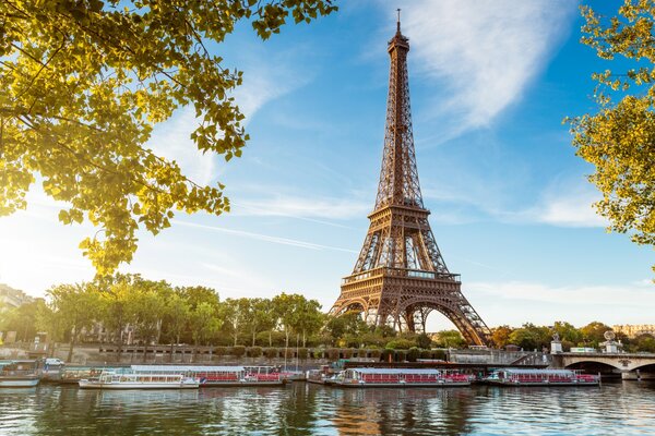 Vue de l eau sur la légendaire tour Eiffel à Paris