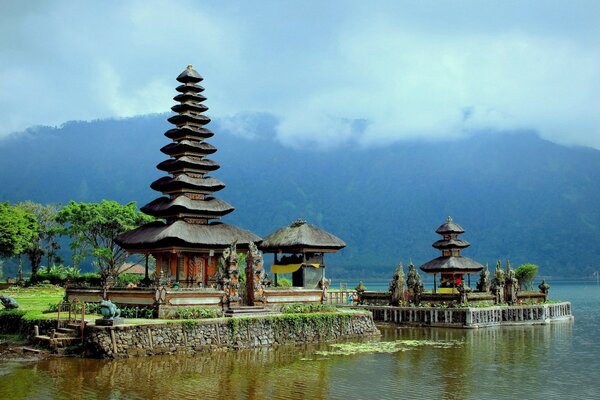 Ein Tempel in Indonesien am Seeufer