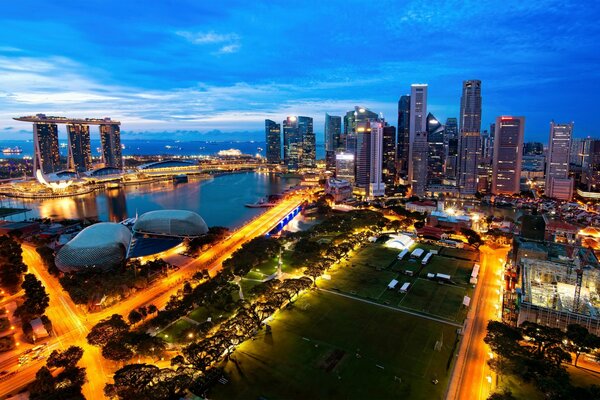 Paisaje urbano de Singapur nocturno