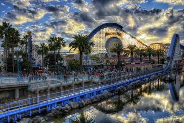 Disneyland in Kalifornien. Palme. Wolken in der Reflexion