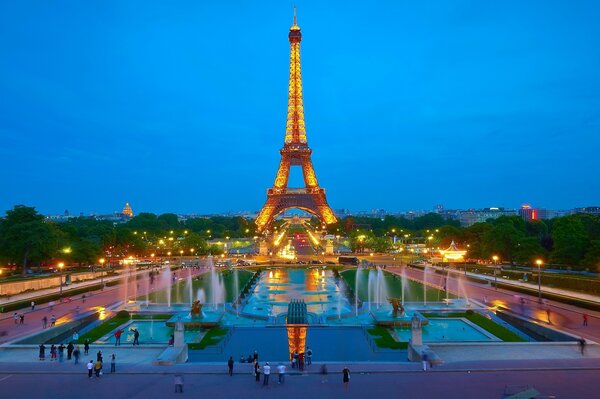 Eiffelturm im Hintergrund der Nacht Paris