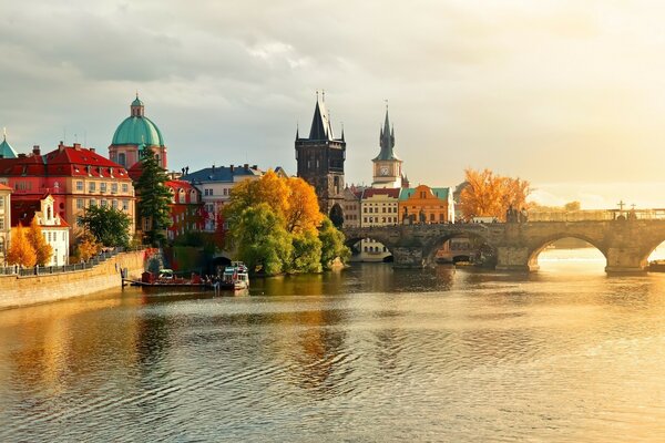 Praga de otoño al amanecer del sol