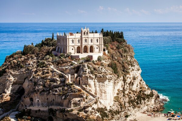 Castillo en un acantilado en el mar Tirreno