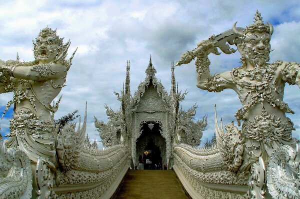 Unglaublich schöner Eingang zum thailändischen Tempel