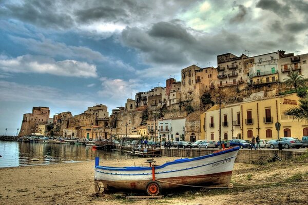 Bateau sur les rives du pittoresque port sicilien