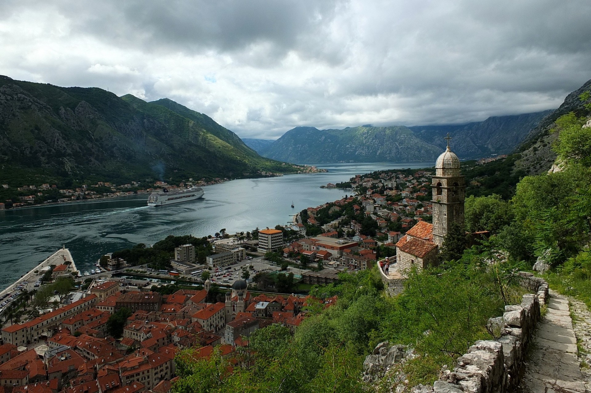 kościół zatoka krajobraz kotor czarnogóra zatoka kotorska panorama liner zatoka kotorska góry