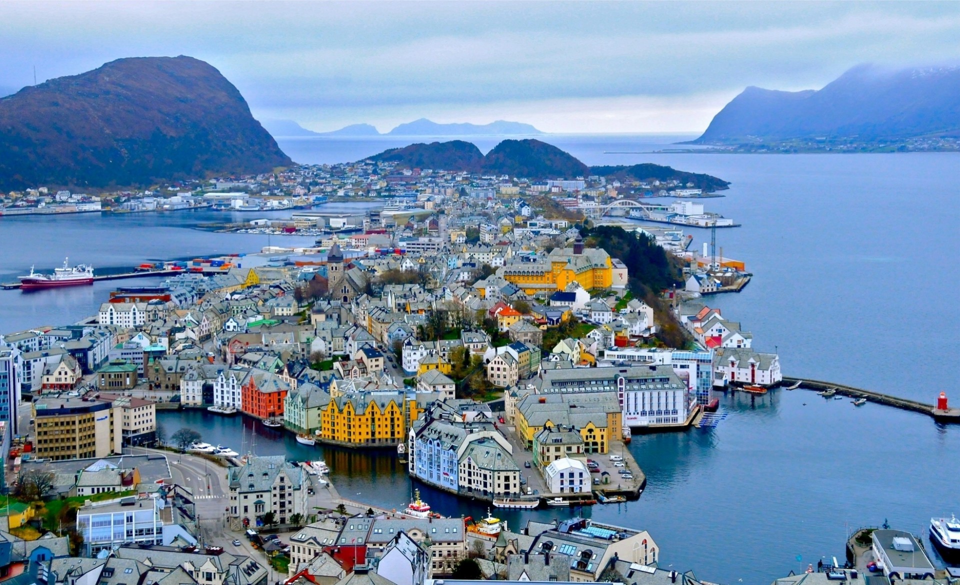ålesund fiordo norvegia panorama porto costruzione montagne