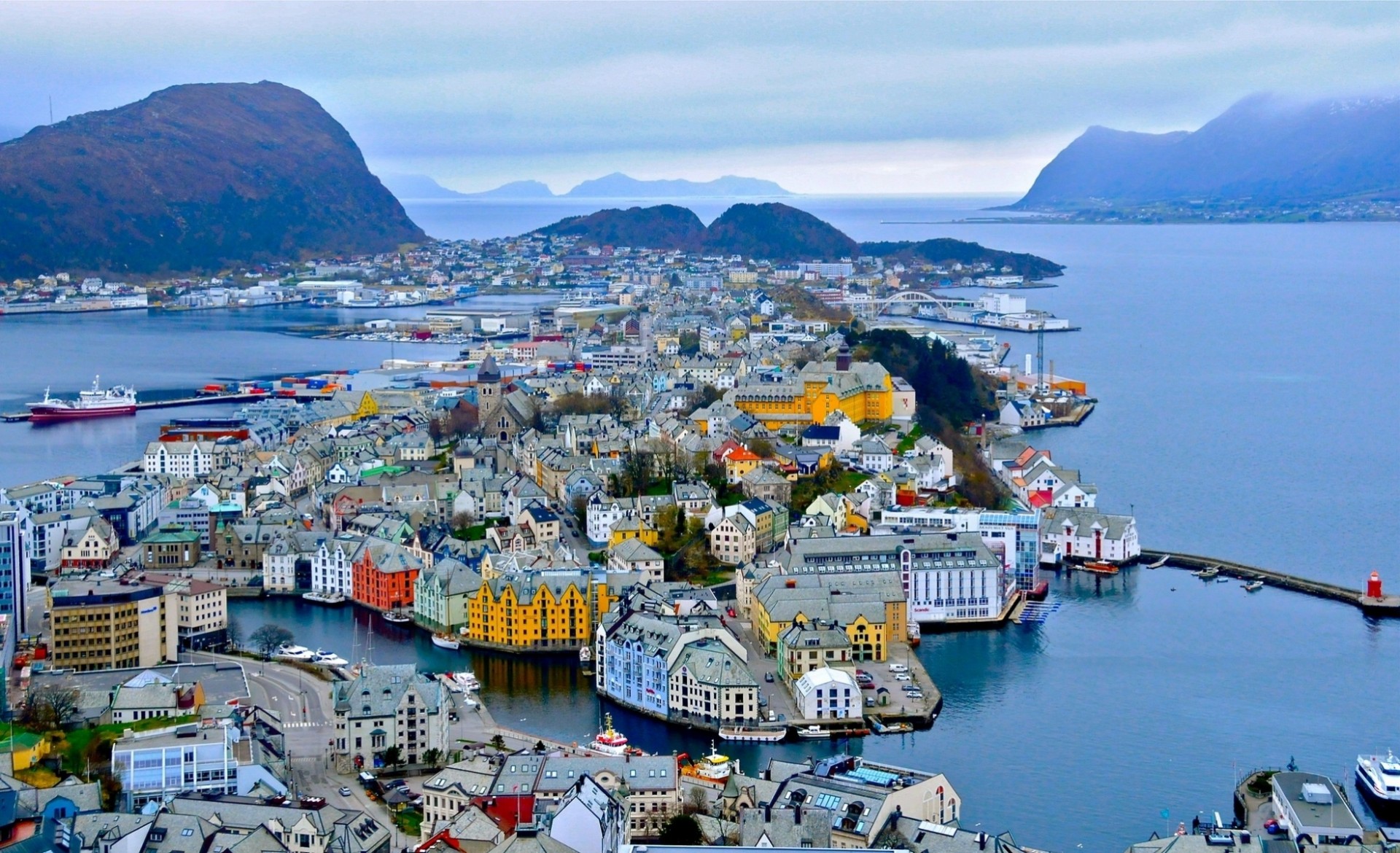 ålesund fjord norwegen panorama hafen gebäude berge