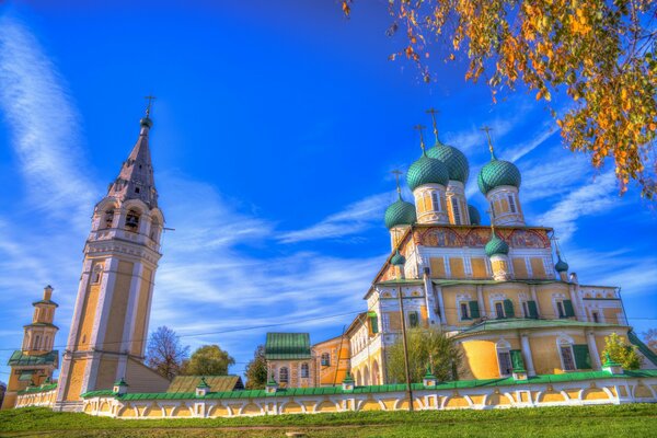 Glockenturm und Kirche im Sommer