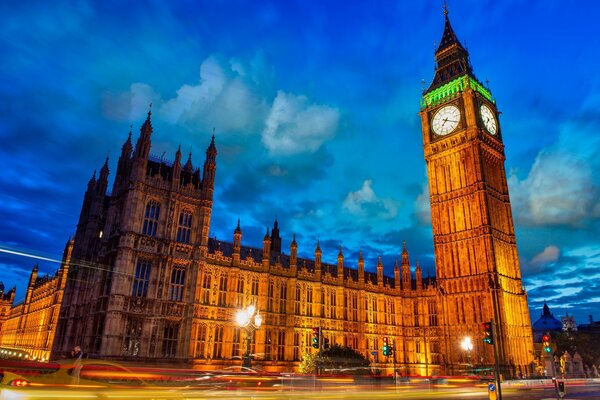 Noche de Londres en el fondo del cielo azul