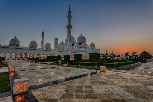 Die Scheich-Zayed-Moschee bei Sonnenuntergang