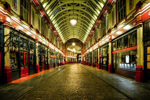 La strada della metropolitana di Londra alla luce delle lanterne