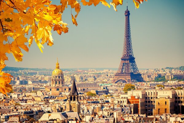 Herbstlicher Blick auf den Eiffelturm in Paris