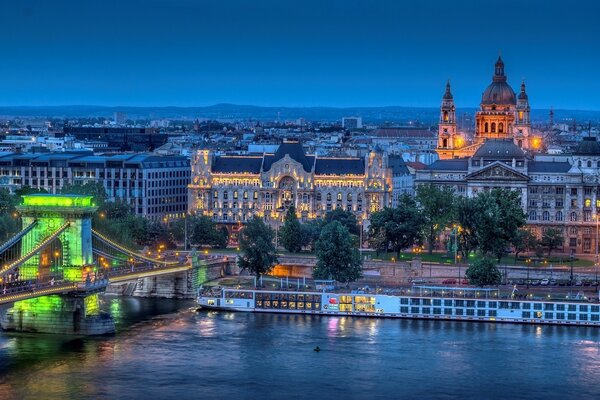 Lumières d émeraude sur le quai de la rivière