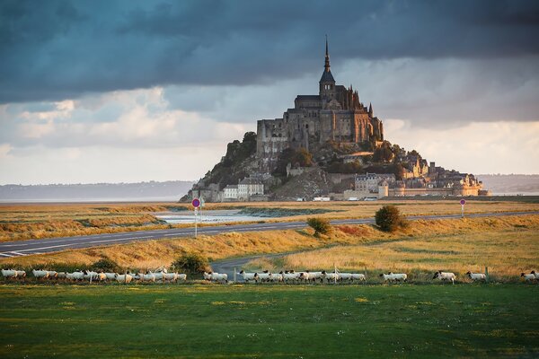 Der Weg zu einem schönen Schloss in Frankreich