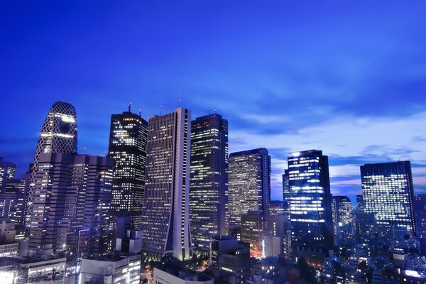 Lumières de gratte-ciel dans la nuit de Tokyo