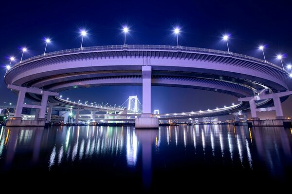 Pont illuminé à Tokyo