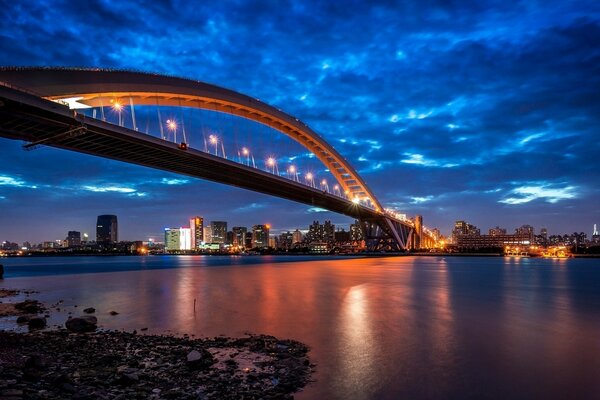 Ponte sul fiume Huangpu in Cina