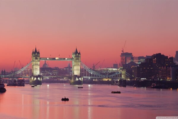 Die London Bridge und der purpurrote Sonnenuntergang