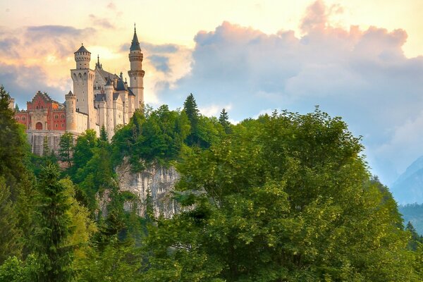 Castello di Neuschwanstein nelle scogliere della Baviera