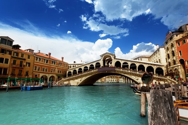 Schönes Gebäude in der Nähe einer Brücke in Italien