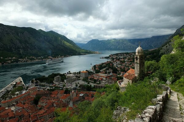 Landscape of the bay at the foot of the mountain