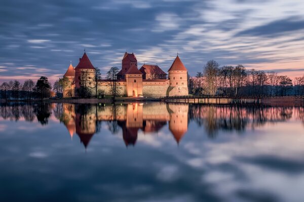 Schloss am Ufer des nebligen Sees