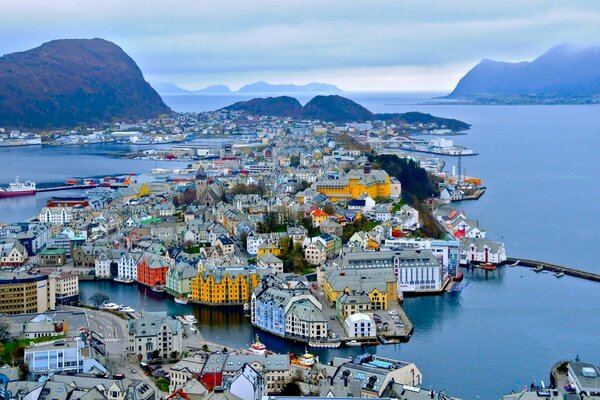 Panorama del puerto de Noruega en medio de las montañas