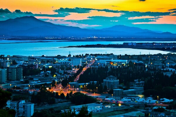 Vue de la colline sur la ville de nuit