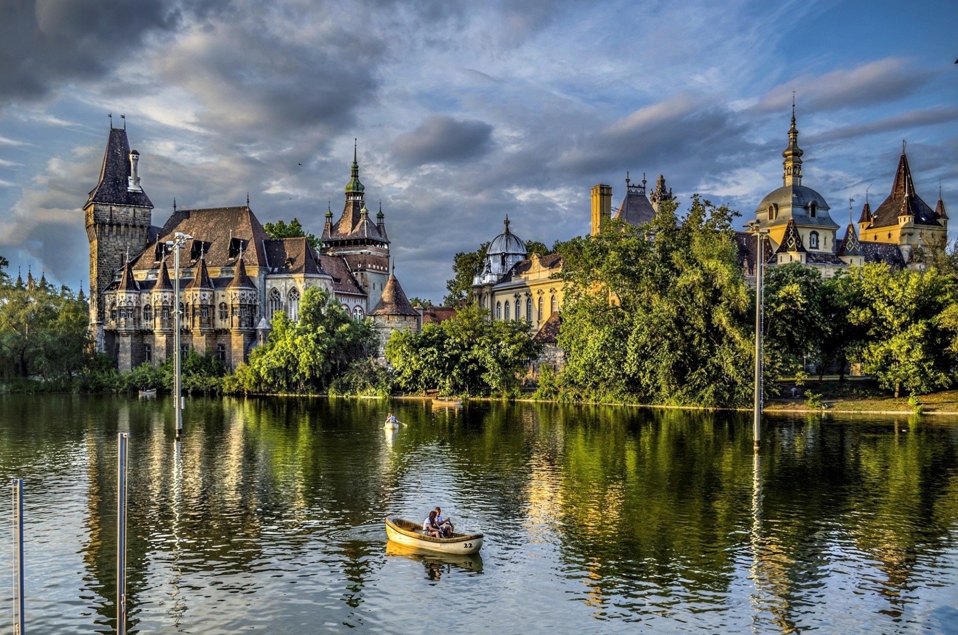 natura blokada jezioro drzewa budapeszt park węgry vajdahunyad łódź ludzie