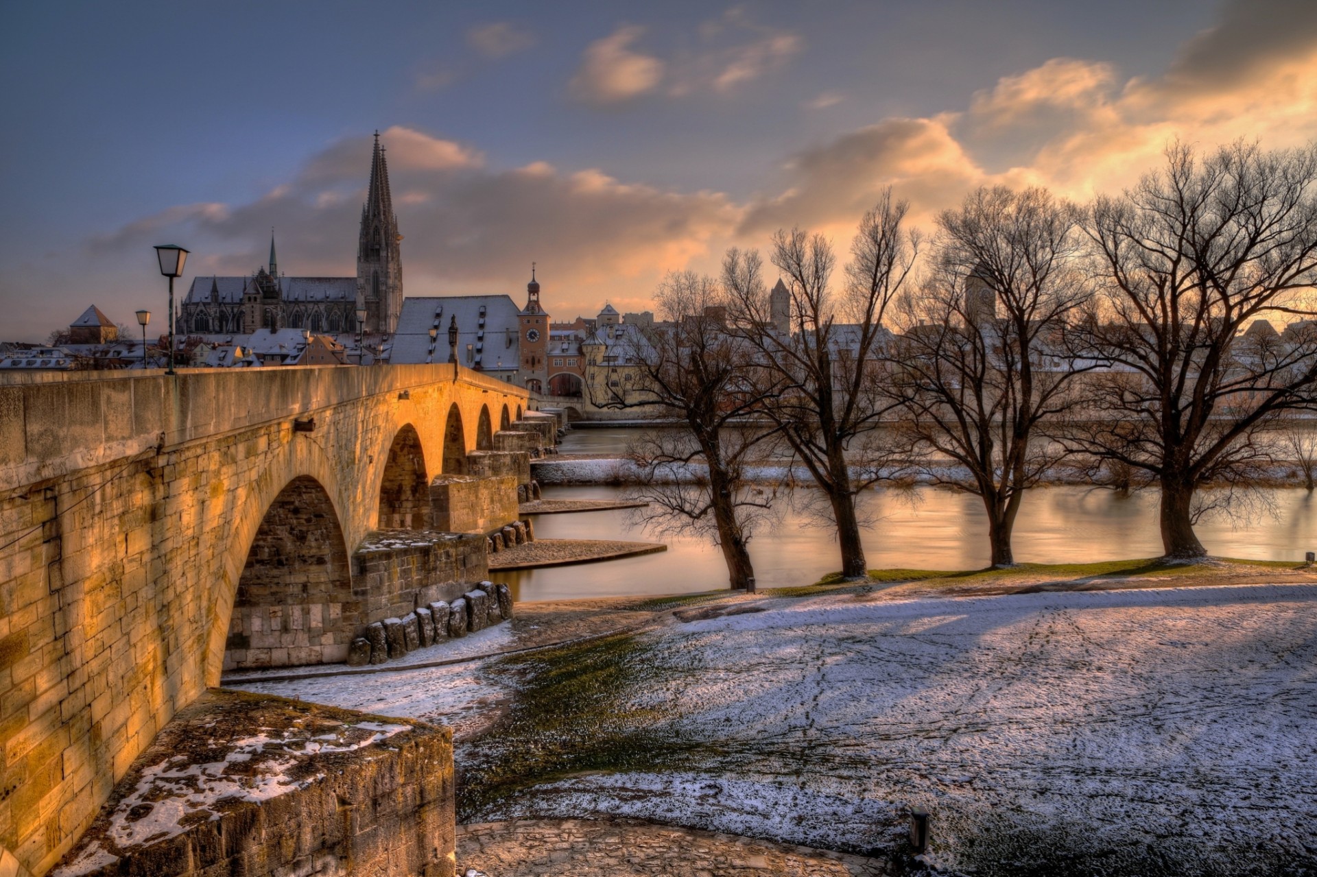 nuvole tramonto alberi ponte riva città notte baviera germania ratisbona ristrutturazione