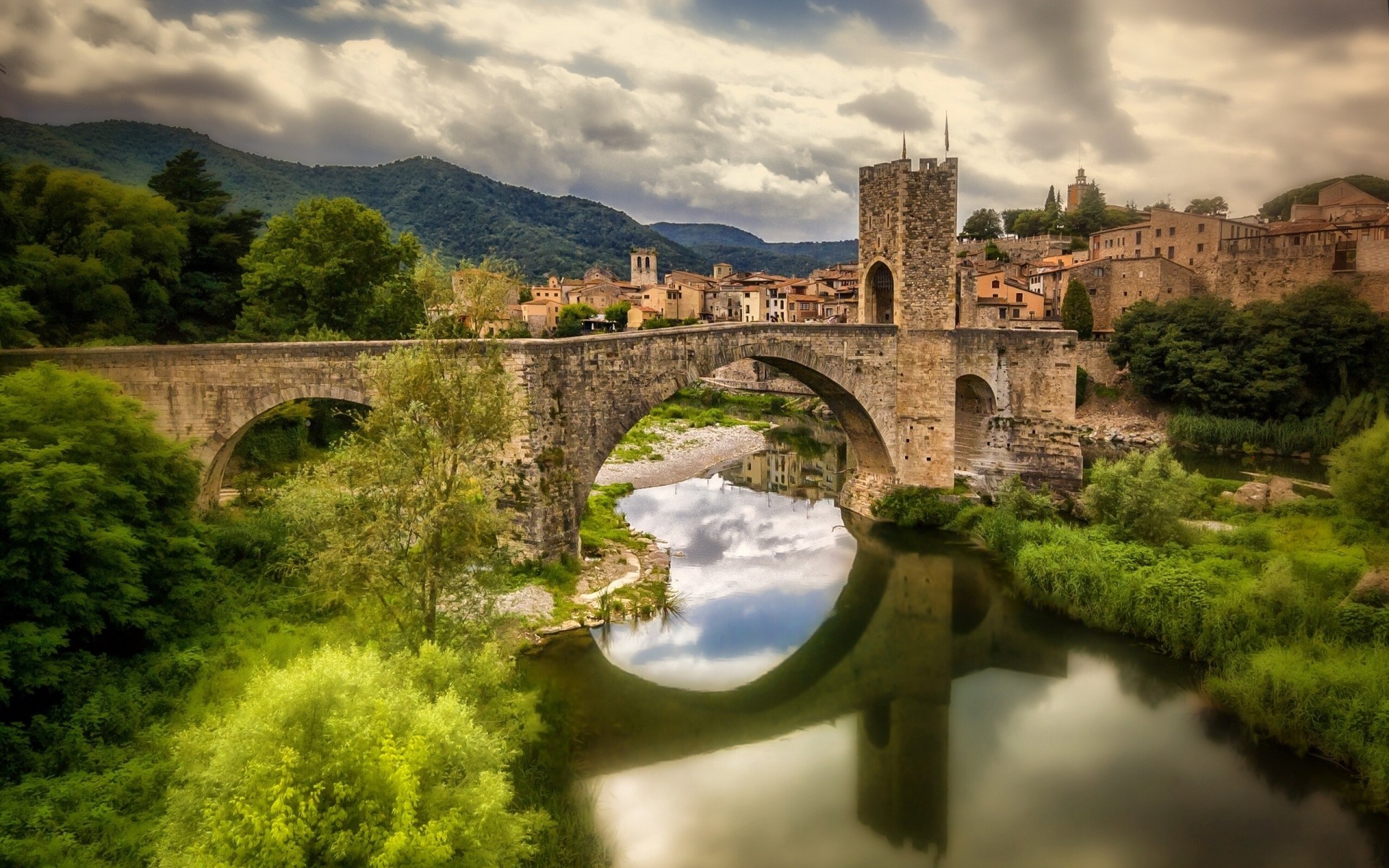 cataluña río reflexión puente besalú río fluvia españa