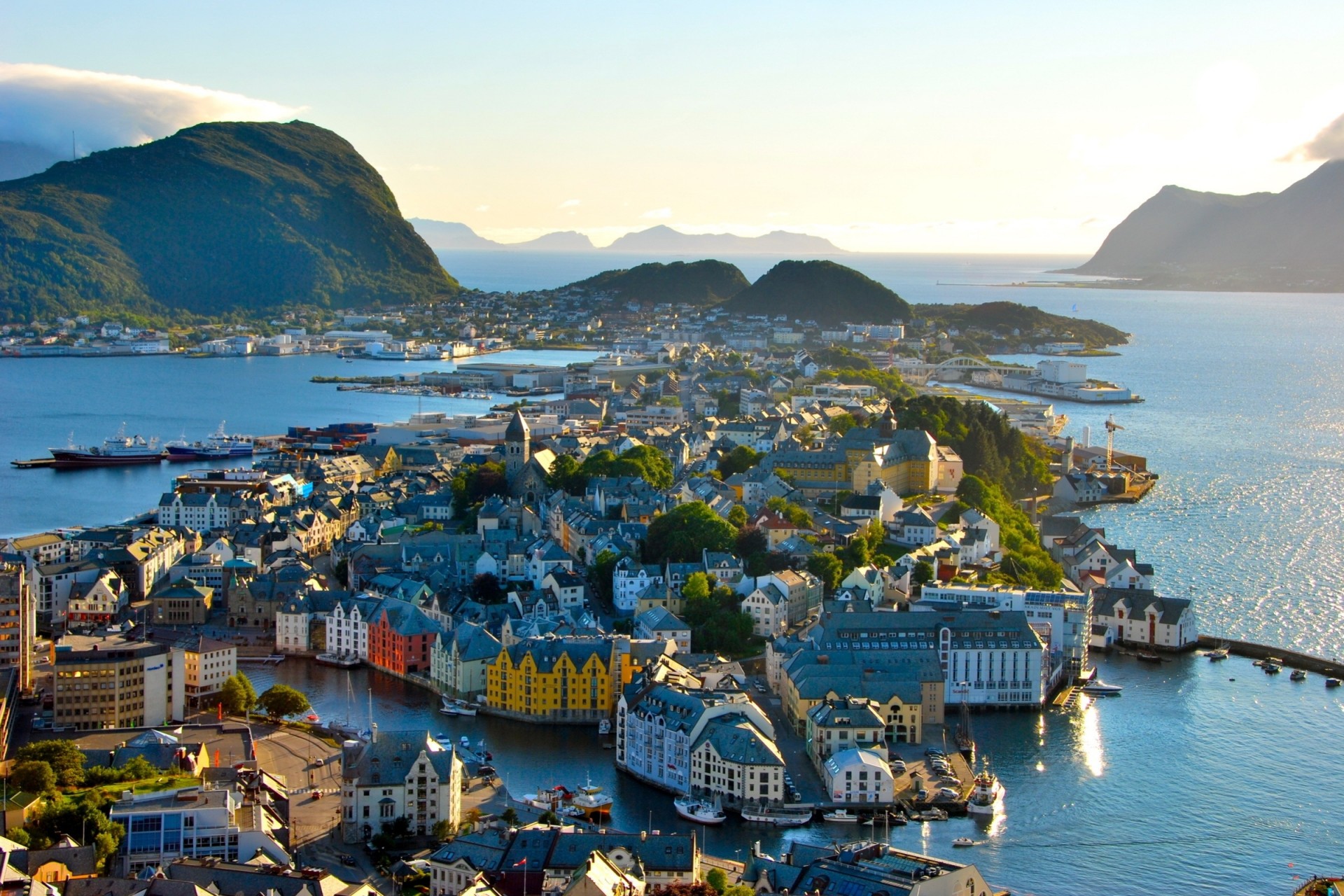 landschaft architektur norwegen stadt meer berge bäume häuser