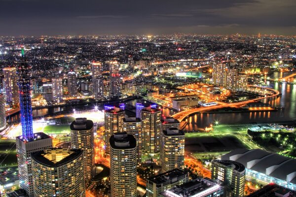 Ciudad nocturna en brillantes luces multicolores