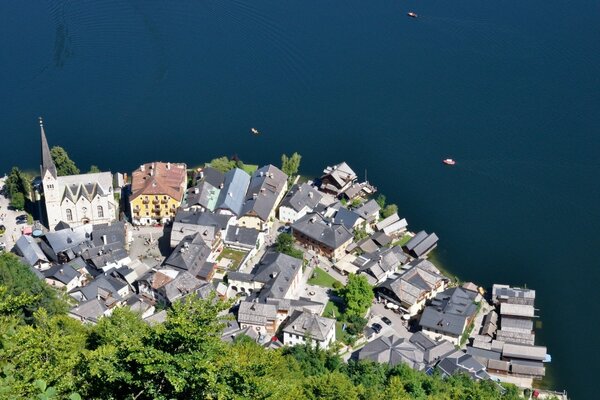 Zdjęcie panoramiczne jeziora Hallstatt