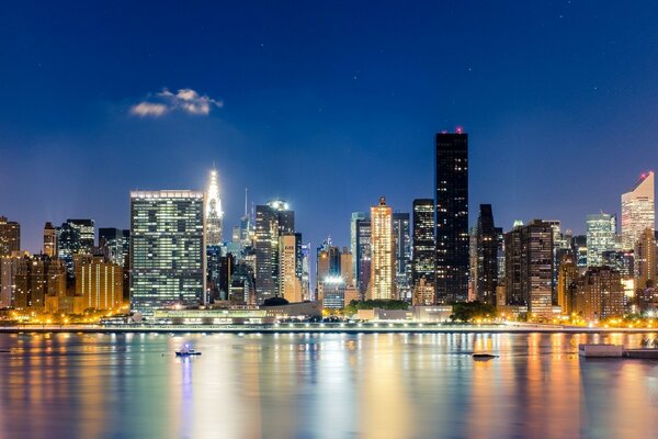 Blick auf die Stadt bei Nacht