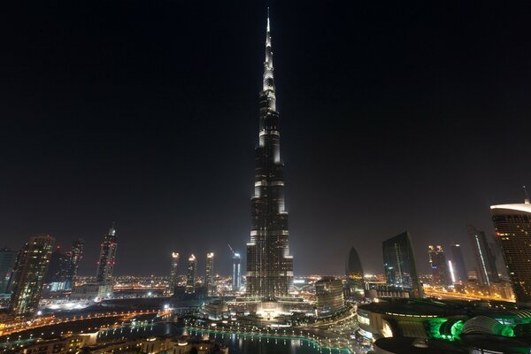 Świecące Burj Khalifa w nocy