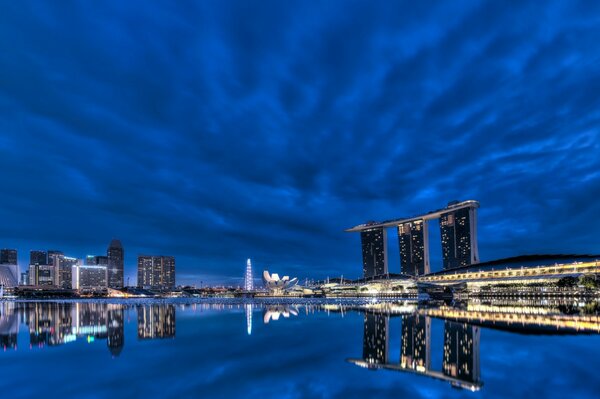 Reflejo del cielo azul en el agua. Una noche en Singapur