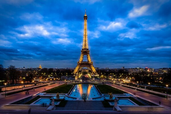 Cielo azul sobre la torre Eiffel