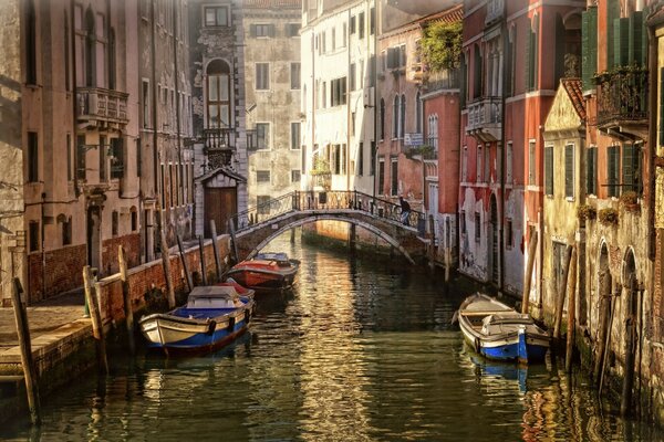 Barche nel canale di Venezia, Italia