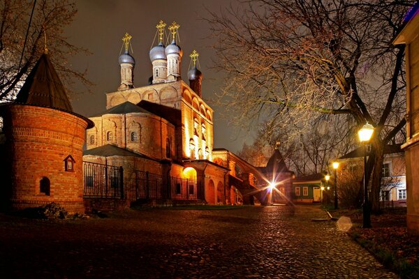 Eine der Straßen Moskaus in der Nacht