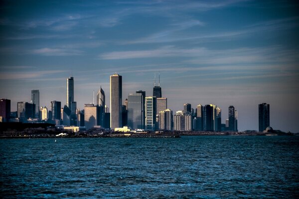 Wolkenkratzer in Chicago. Wasser und Himmel